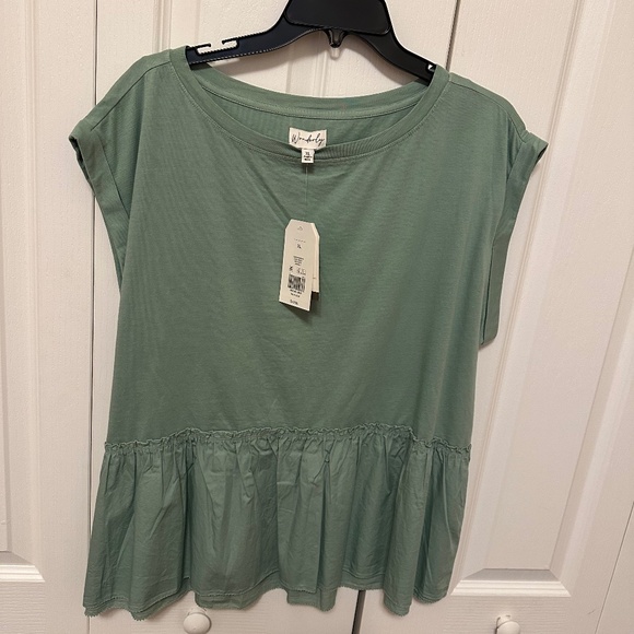 Pull over top with ruffled bottom - Picture 1 of 4